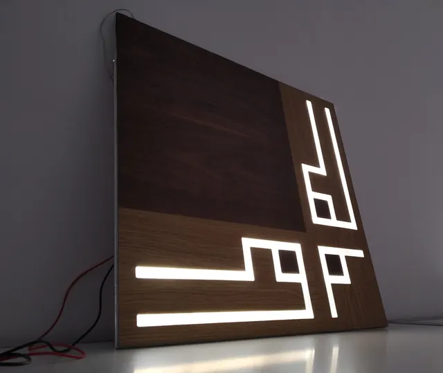 Painel de madeira LaminatedFlux aceso, com linhas de luz embutidas no pavimento