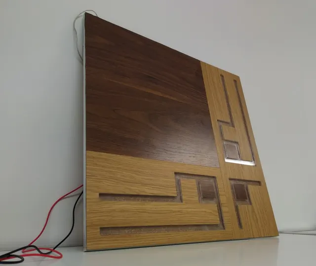 O mesmo painel LaminatedFlux apagado, com a madeira à vista
