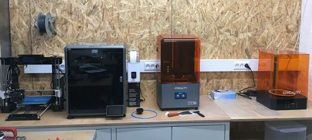 Bancada do laboratório da Matglow com impressoras 3D de filamento e resina